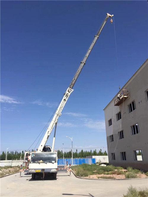 临高县“轻装强干”—— 吊车的 “轻量化臂架” 技术